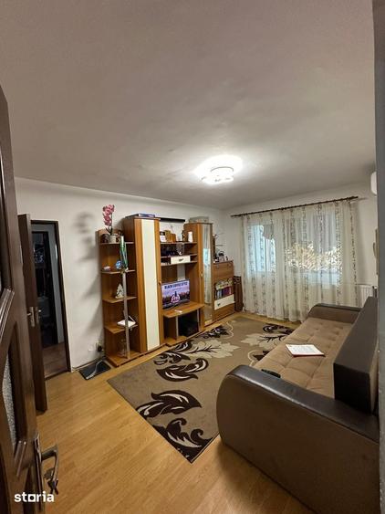 Apartament cu 3 camere semidecomandat în Calea București