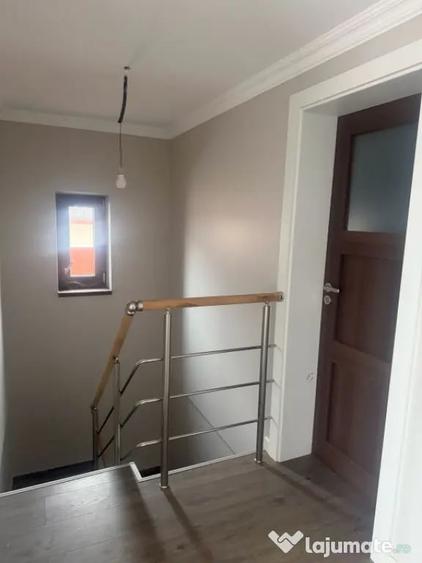 Casă cu 5 camere cu Teren 2000 Mp în Podari