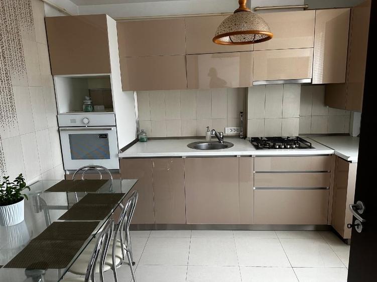 Apartament cu 3 camere semidecomandat, mobilat în Lipovei