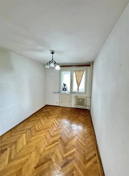 Apartament cu 3 camere semidecomandat în Berceni