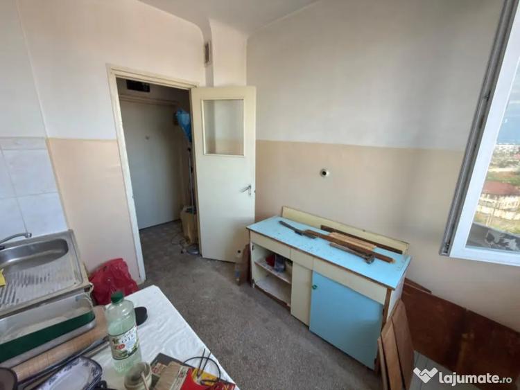 Apartament cu 3 camere semidecomandat în Central