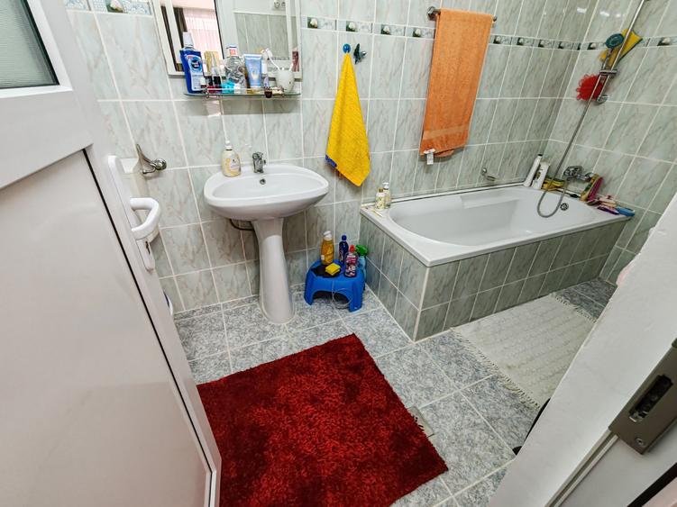 Casă cu 3 camere cu Canalizare în Central