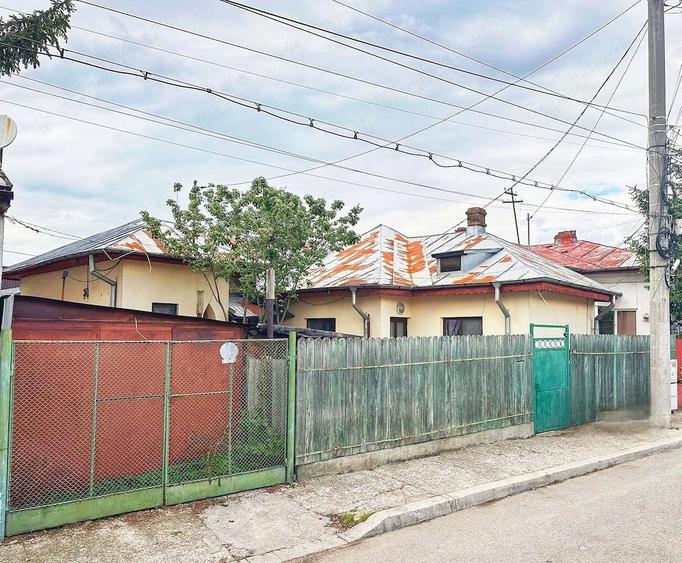 Casă cu 5 camere cu Teren 290 Mp în Republicii