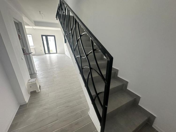 Duplex cu 4 camere cu Canalizare în Central