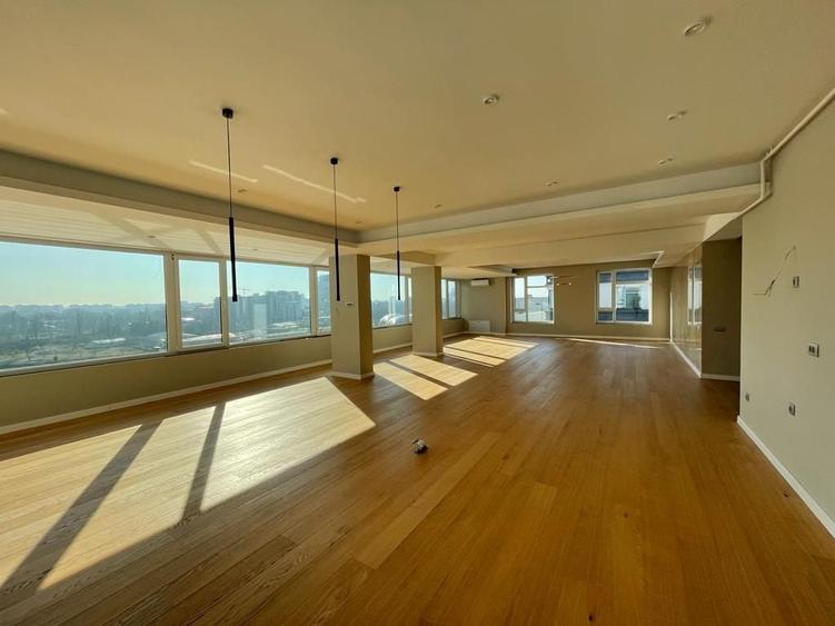 Penthouse cu 5 camere semidecomandat în Barbu Văcărescu