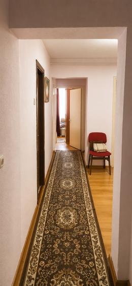 Apartament cu 3 camere decomandat în Cornișa