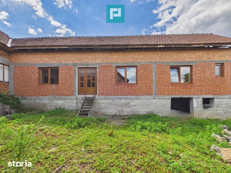 Casă cu 5 camere cu Teren 2880 Mp în Gurahonț