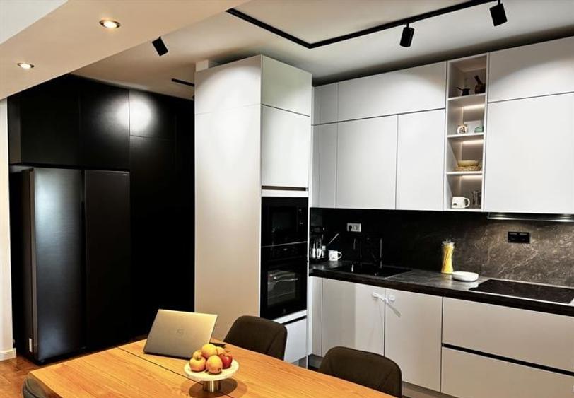 Apartament cu 3 camere semidecomandat, mobilat în Pipera