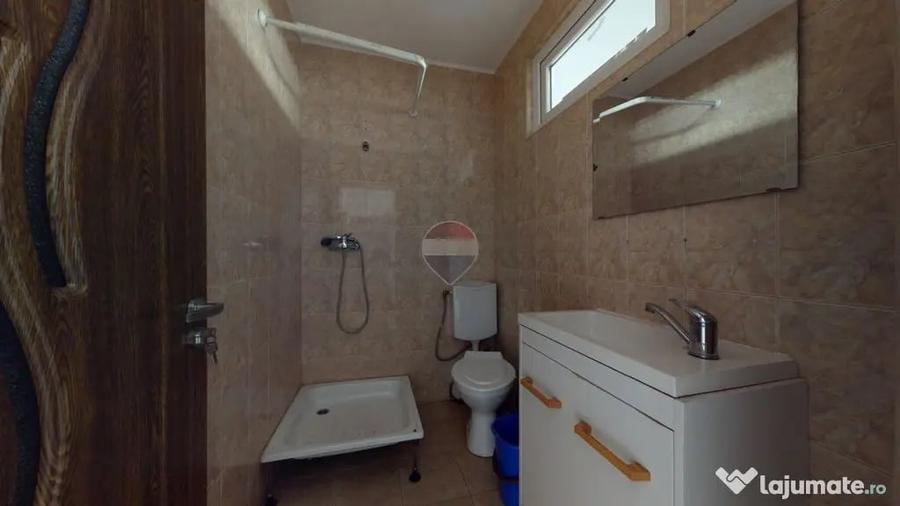 Apartament cu 3 camere semidecomandat în Florilor
