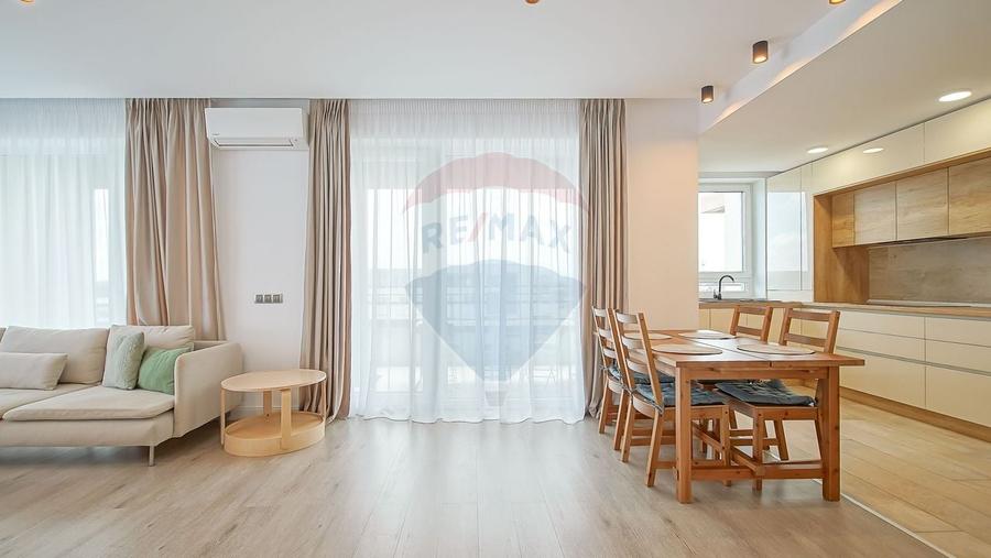 Penthouse cu 4 camere decomandat în Tractorul