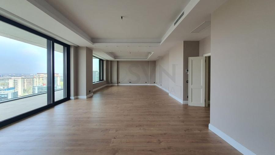 Penthouse cu 5 camere decomandat în Herăstrău