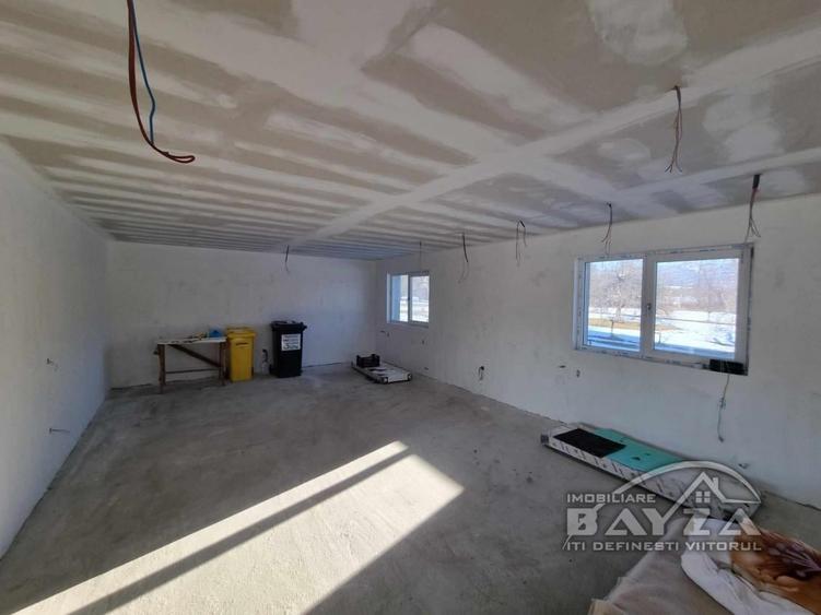 Casă individuală cu 5 camere cu Teren 1200 Mp în Rus