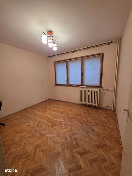 Apartament cu 3 camere semidecomandat în Tătărași