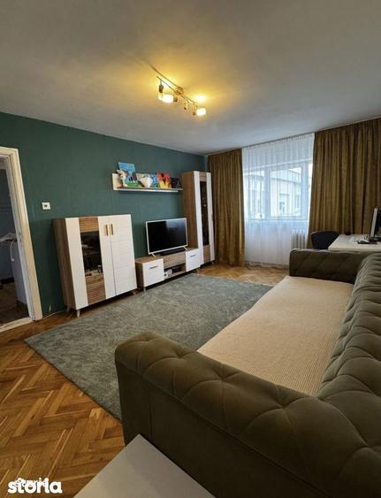 Apartament cu 3 camere decomandat în Calea București