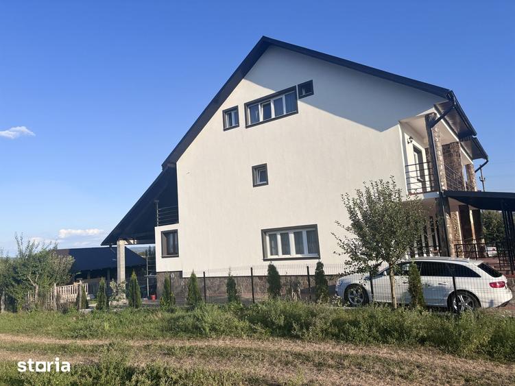 Casă cu 8 camere cu Teren 5000 Mp în Uriu