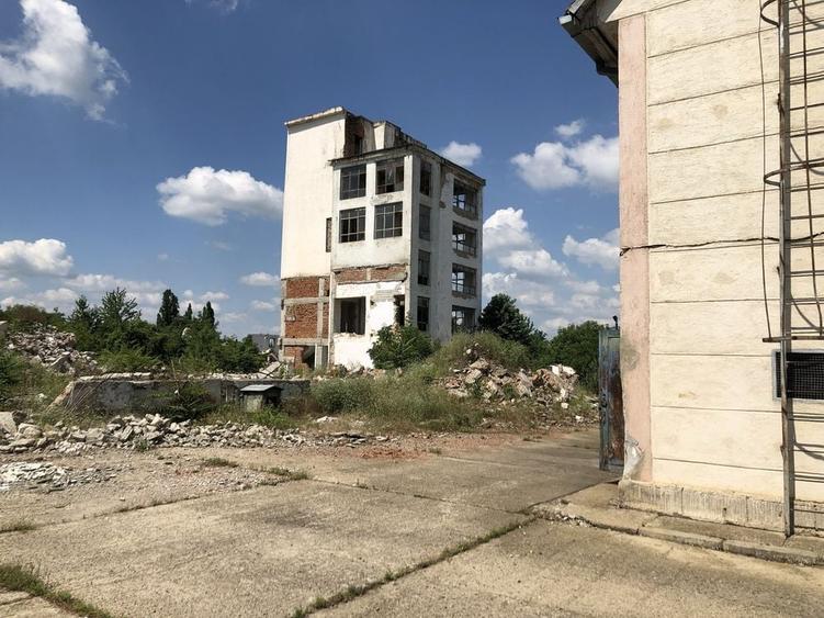 Spațiu comercial, de 11,100 mp, în Periferie