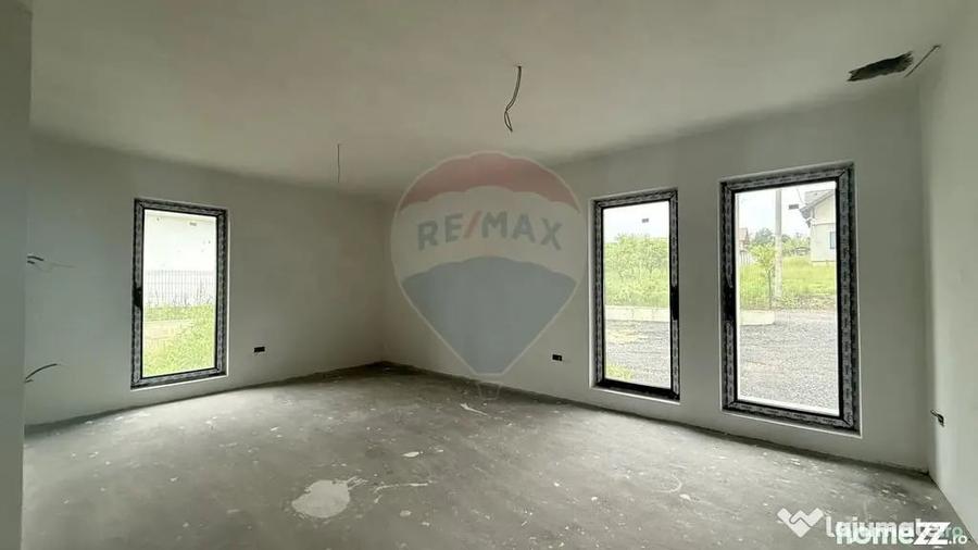 Casă cu 7 camere cu Teren 892 Mp în Est