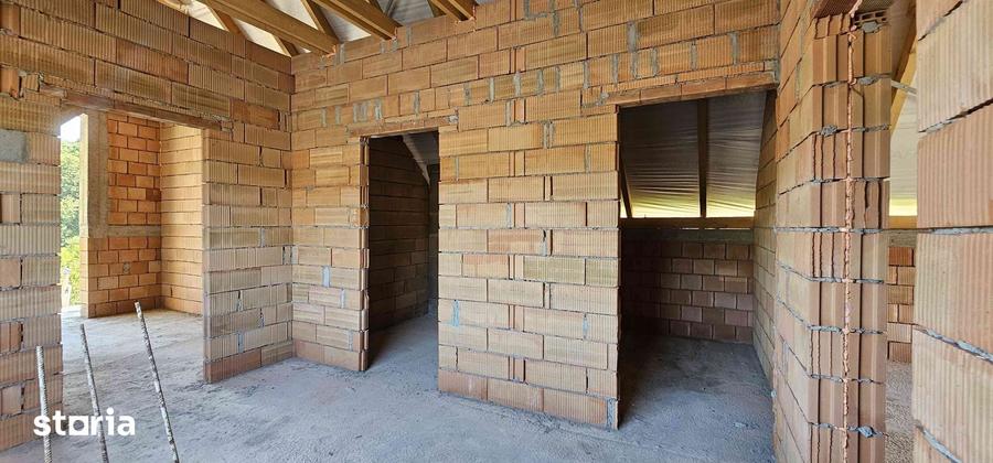 Casă cu 3 camere cu Teren 566 Mp în Corunca