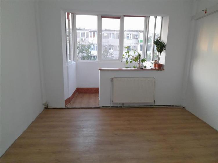 Apartament cu 3 camere semidecomandat în Dacia