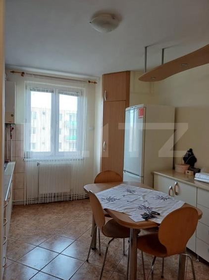 Apartament cu 3 camere decomandat, mobilat în Sud