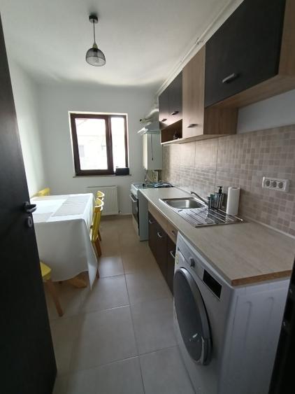 Apartament cu 3 camere semidecomandat în Fundeni