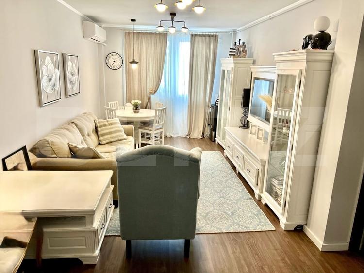 Penthouse cu 3 camere decomandat, mobilat în Central