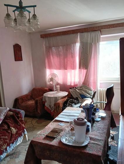 Apartament cu 3 camere semidecomandat în Central