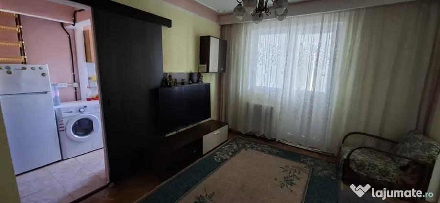 Apartament cu 3 camere semidecomandat în Alexandru cel Bun