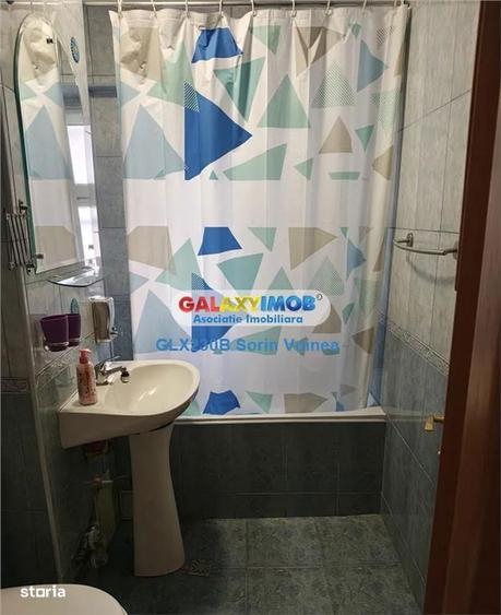 Apartament cu 3 camere semidecomandat în Văcăresti