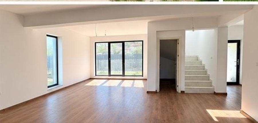 Casă cu 4 camere în Uiasca