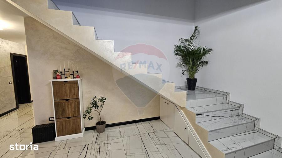 Casă cu 5 camere cu Teren 2500 Mp în Moara