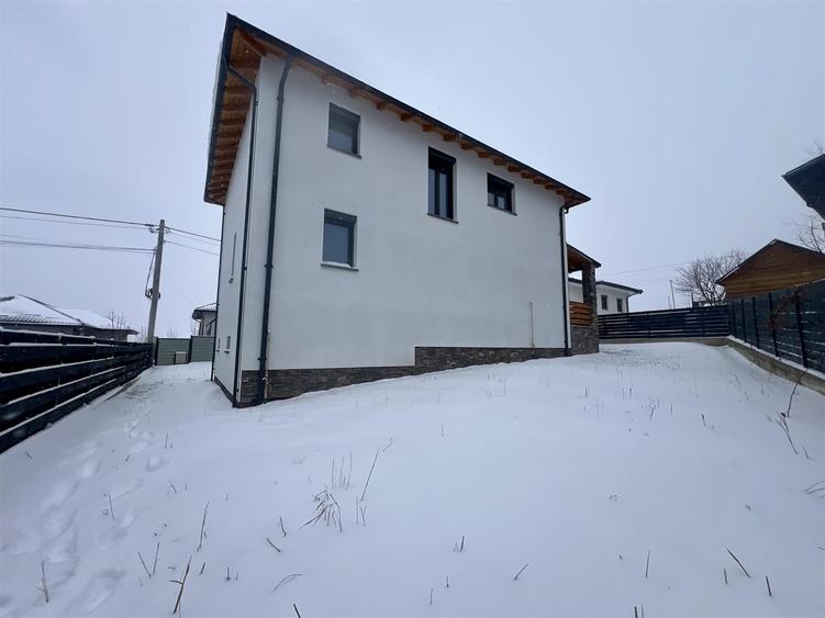 Casă cu 6 camere decomandat cu Garaj în Valea Adâncă