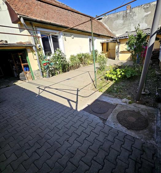 Casa singur in curte de vanzare in cartier Lazaret - 1