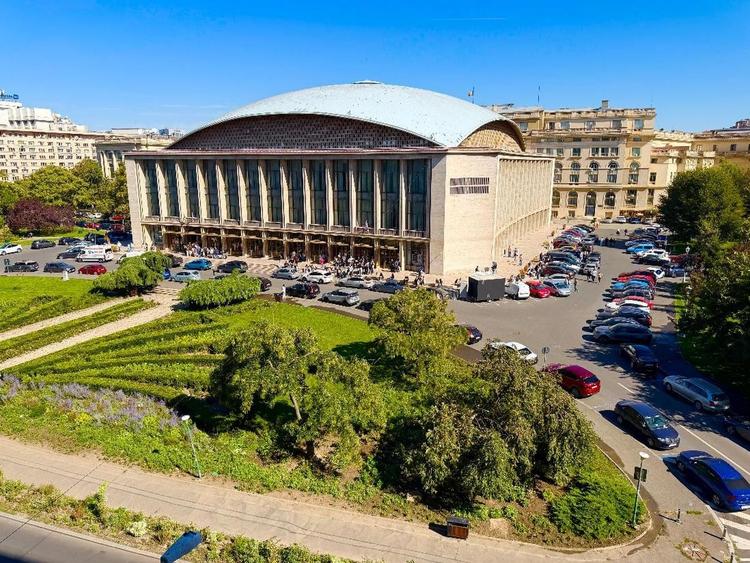 Apartament cu 3 camere semidecomandat în Sala Palatului