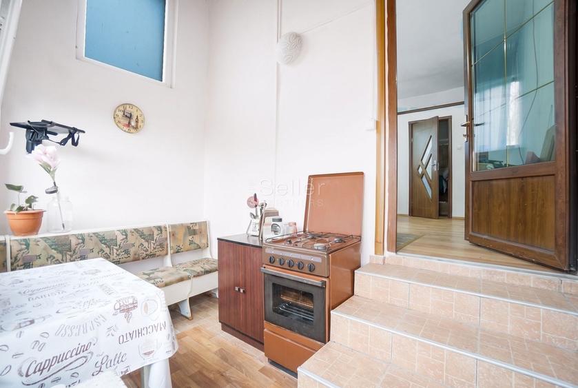 Casă individuală cu 10 camere cu Teren 2980 Mp în Teliu