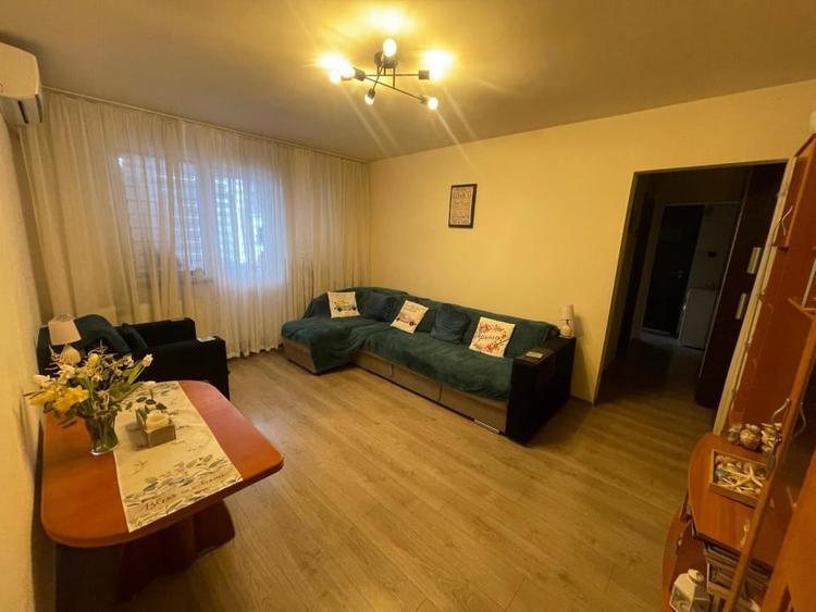 Apartament cu 3 camere semidecomandat, mobilat în Craiovița Nouă