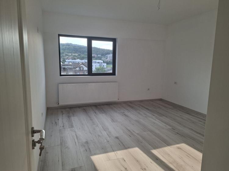 Apartament cu 3 camere decomandat în Exterior Vest
