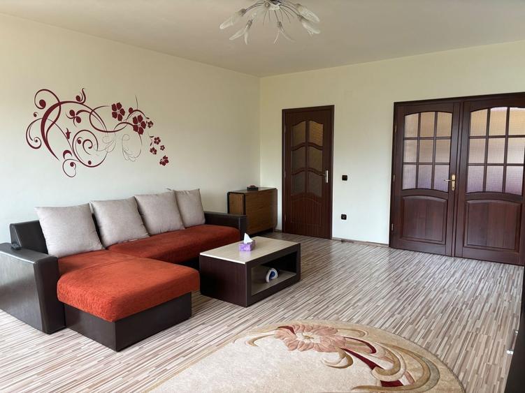 Apartament cu 3 camere decomandat, mobilat în Exterior Nord