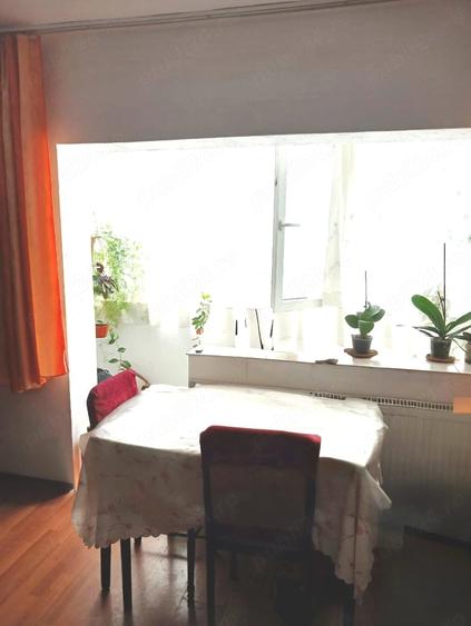 Apartament cu 3 camere decomandat în Confecții