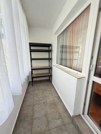 Apartament cu 3 camere semidecomandat în Podu Roș