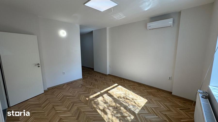 Casă cu 9 camere cu Teren 120 Mp în Cantemir