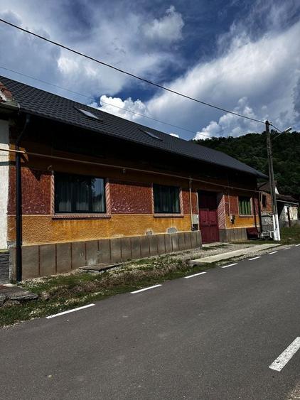 Casă cu 4 camere în Var