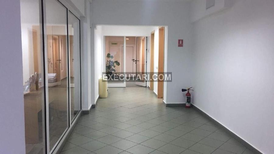 Spațiu comercial, de 800 mp, în Central