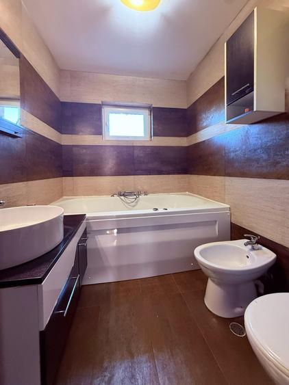 Apartament cu 4 camere semidecomandat, mobilat în Central