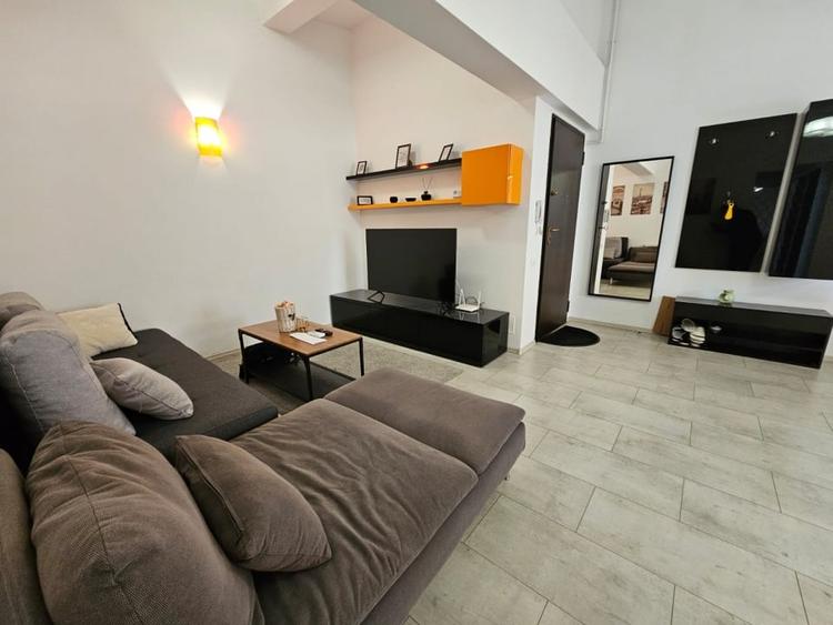 Apartament cu 2 camere semidecomandat, mobilat în Dămăroaia
