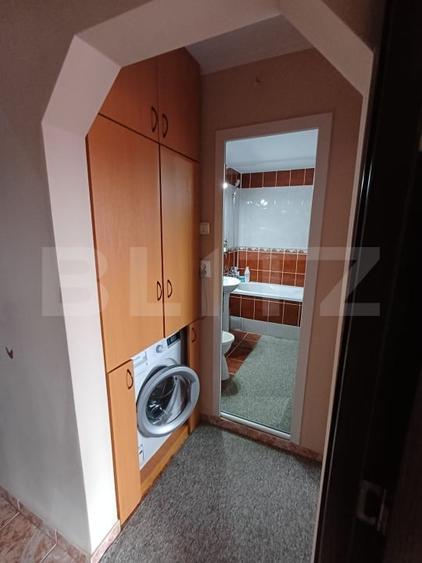 Apartament cu 3 camere semidecomandat, mobilat în Central