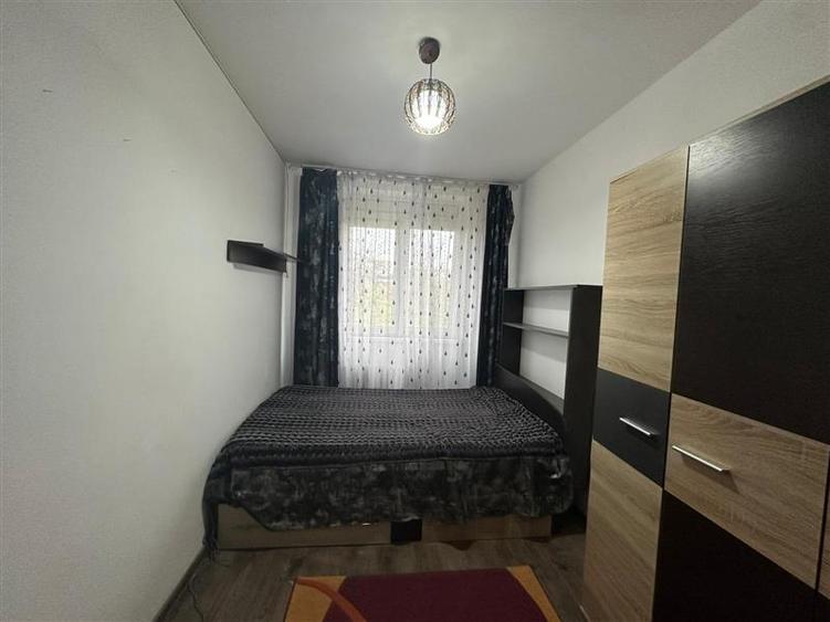 Apartament cu 3 camere semidecomandat, mobilat în Podu Roș