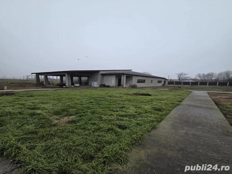 Casă cu 4 camere cu Teren 1700 Mp în Școlilor
