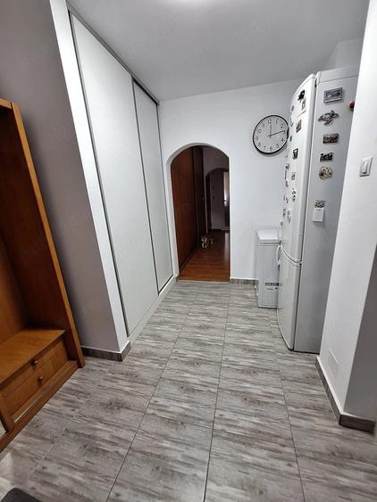 Apartament cu 3 camere decomandat în Piața Centrală