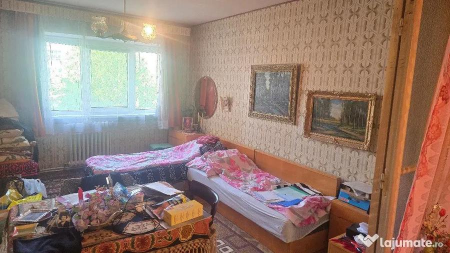 Apartament cu 3 camere decomandat în Piața Centrală